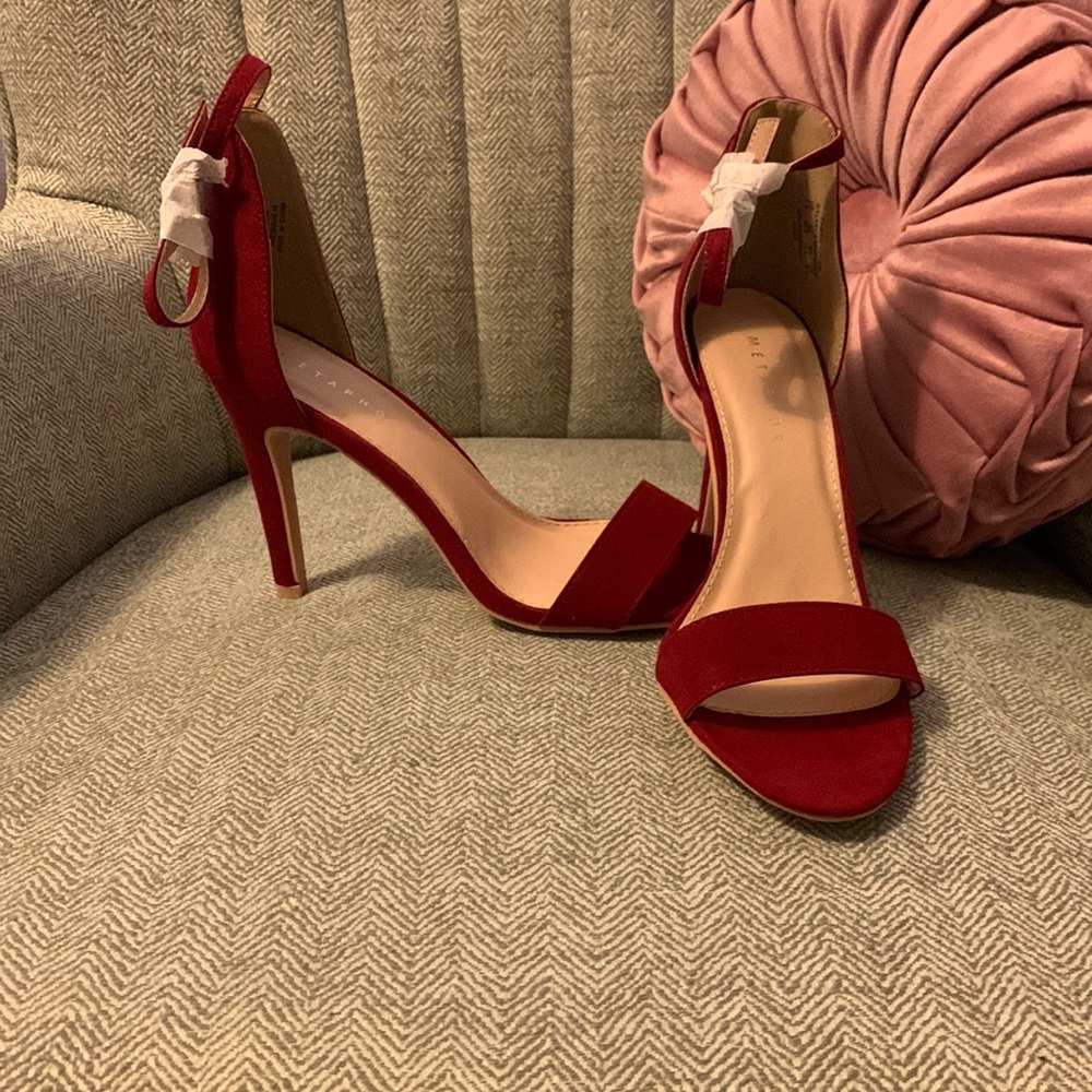 Red Strap Heel. BRAND NEW SIZE 8.